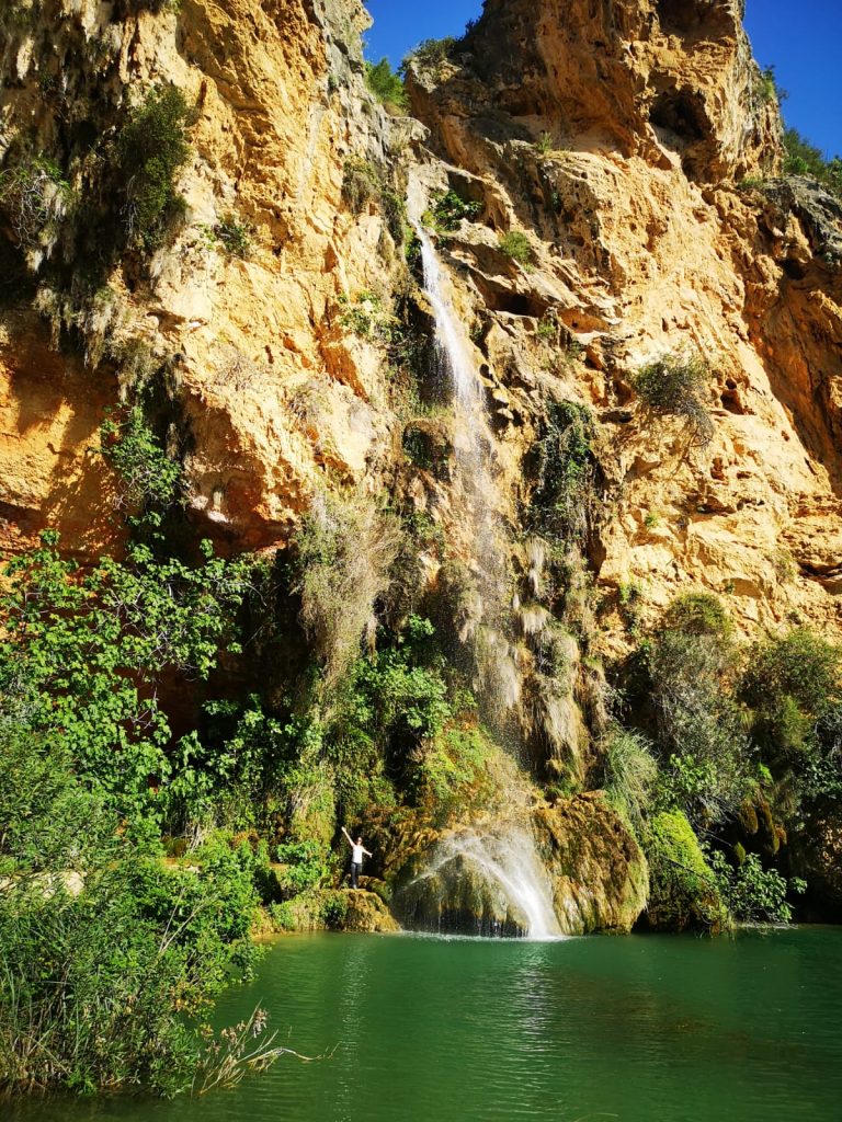 Cascada y poza de la Cueva del Turche entre paredes de roca