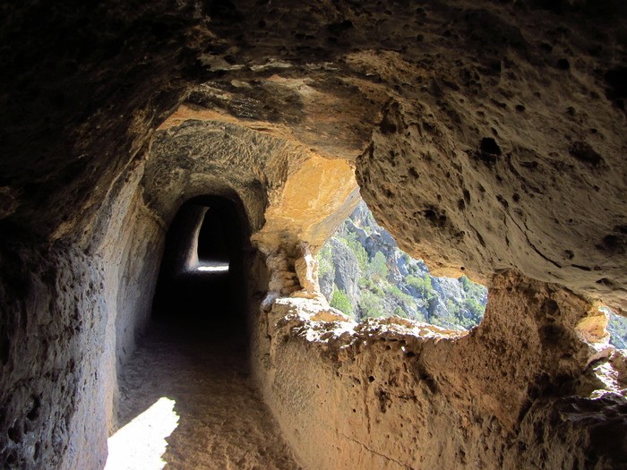 Túnel excavado en la roca con una ventana lateral en Peña Cortada