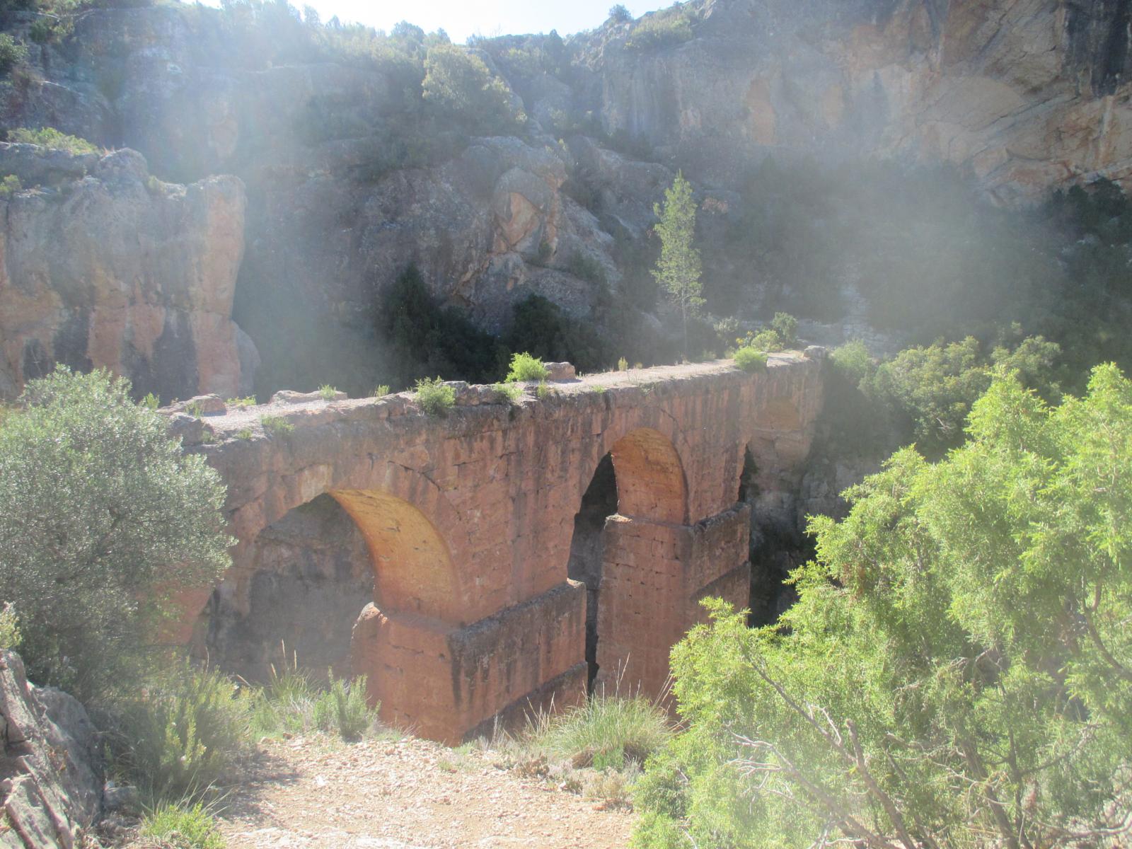 Acueducto romano de Peña Cortada entre las paredes del barranco