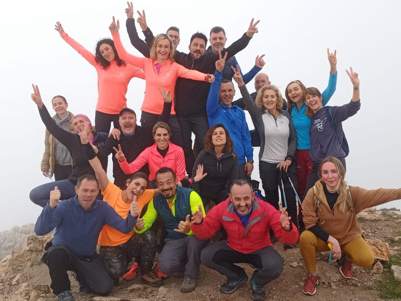 Participantes de Conexión Viajera durante una jornada de senderismo en Bèrnia