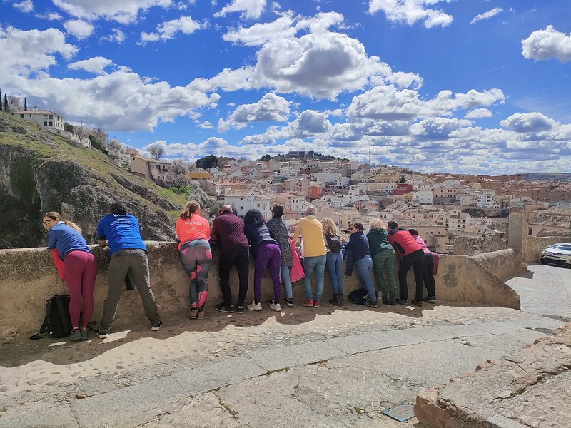 Grupo detenido para ver Cuenca desde un mirador durante una escapada de Conexión Viajera