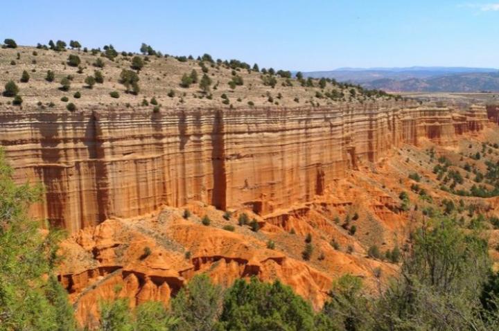 Paredes estratificadas del Cañón Rojo de Teruel
