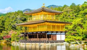 Pabellón de Oro de Kioto, uno de los lugares que ver en Japón en un primer viaje