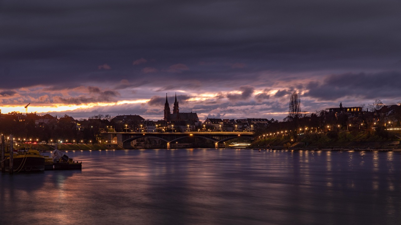 El Rin y la catedral de Basilea al atardecer