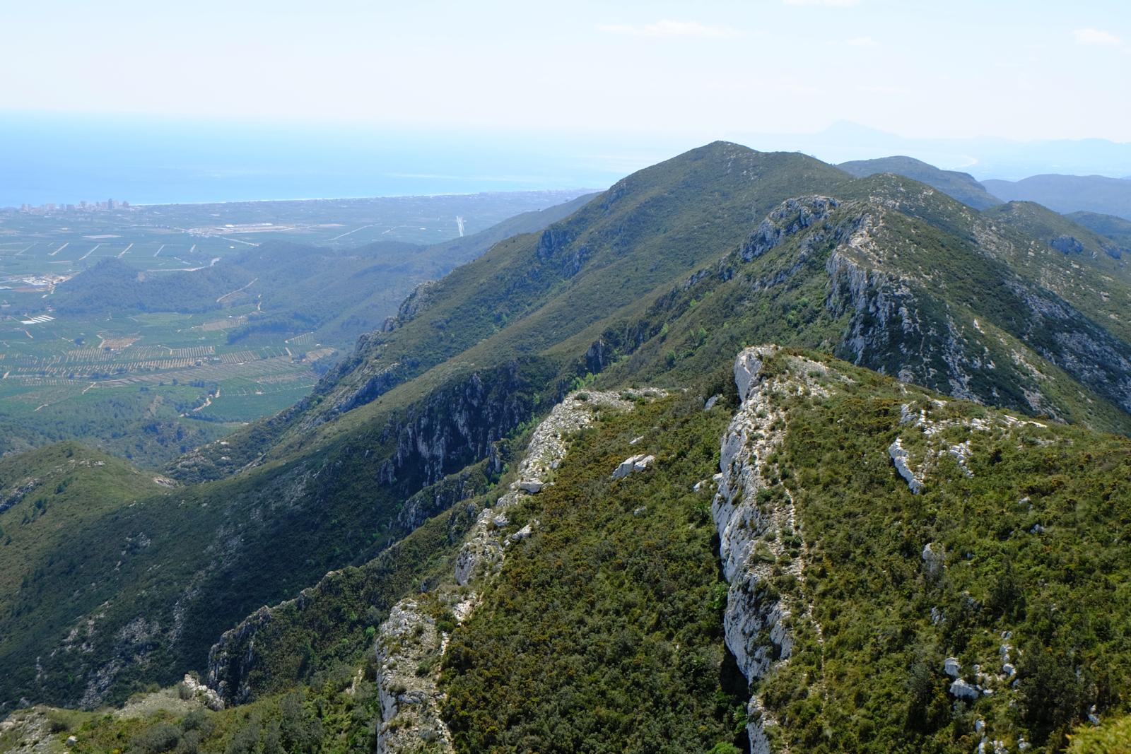 Montañas y costa mediterránea en el entorno de Favara