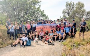 Grupo de Conexión Viajera durante una salida de senderismo en la montaña