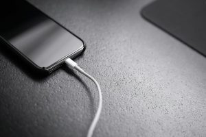 Teléfono conectado a un cargador portátil antes de viajar en avión