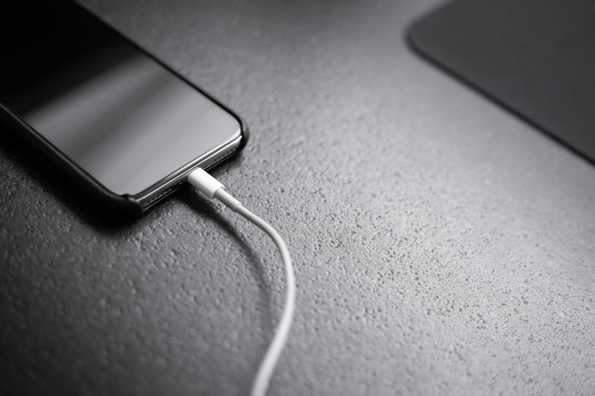 Teléfono conectado a un cargador portátil antes de viajar en avión